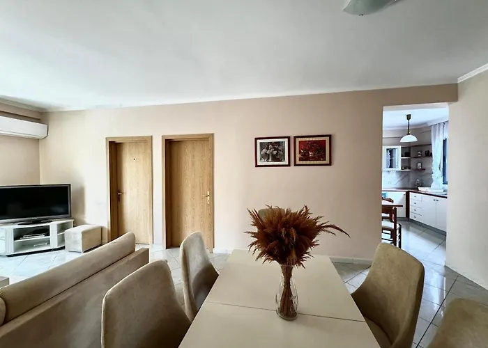 Large In Apartman Golem