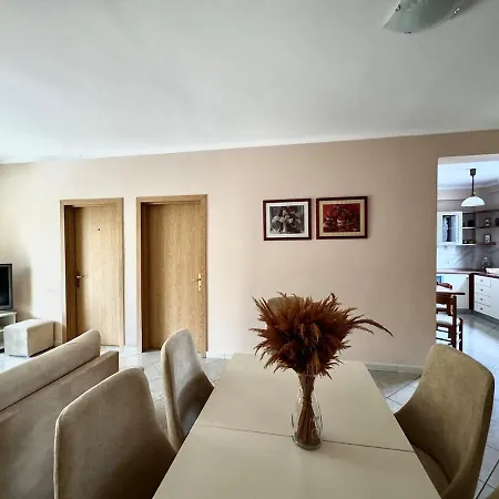 Large In Apartmán Golem (Tirana)